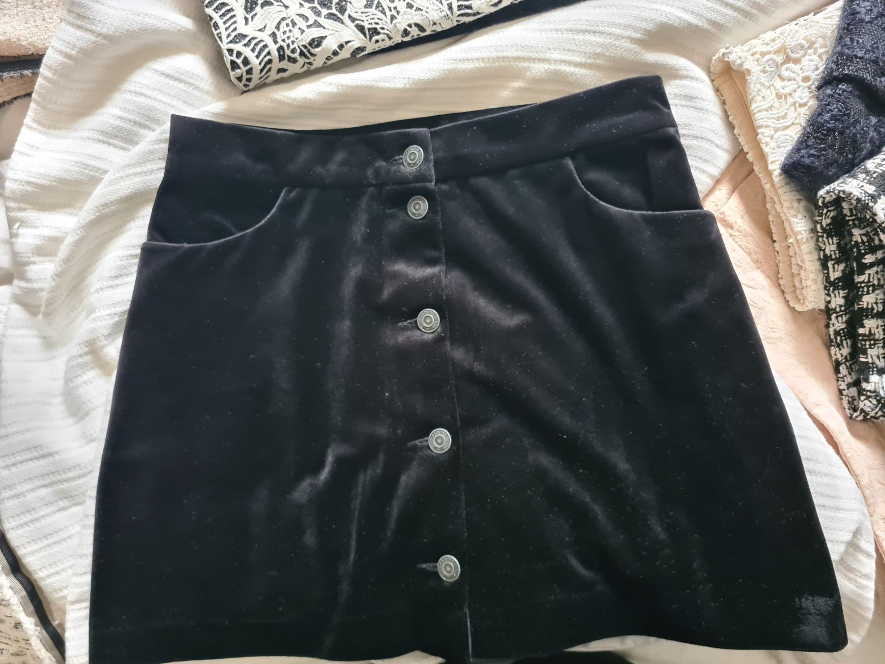 Vero Moda Gonne: Jupe mini Vero Moda velours noir XS – Usato da Genève venduto da Tresor305 2