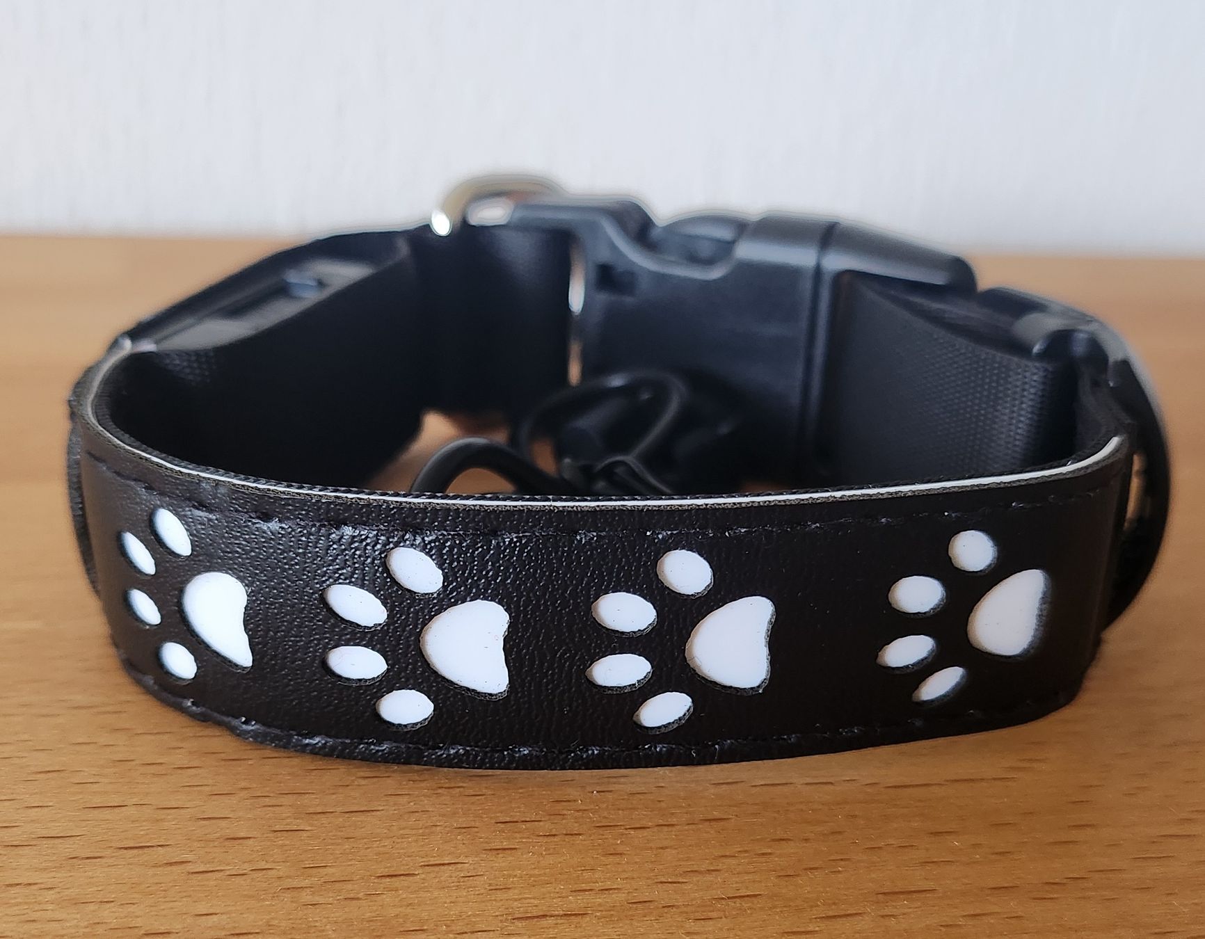 Guinzagli & Collari: Hundehalsband leuchtend – Nuovo e nell'imballaggio originale da Oberhofen Thun'see venduto da Chatzemusig