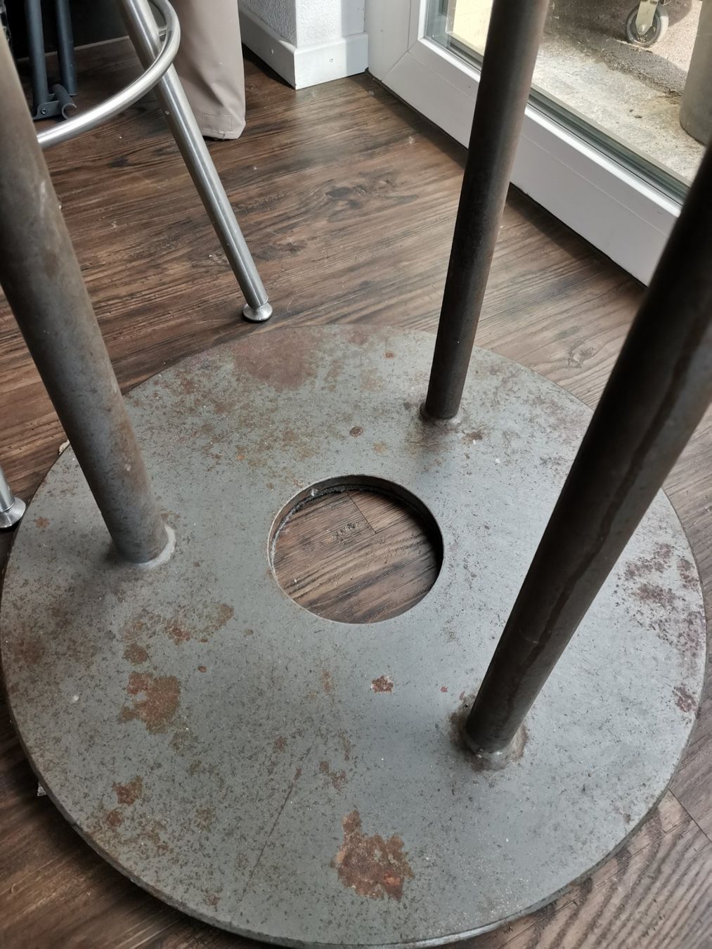Tables: Stehtisch Holz mit rundem Metallfuss – D'occasion à Rorschach par Vanc 1