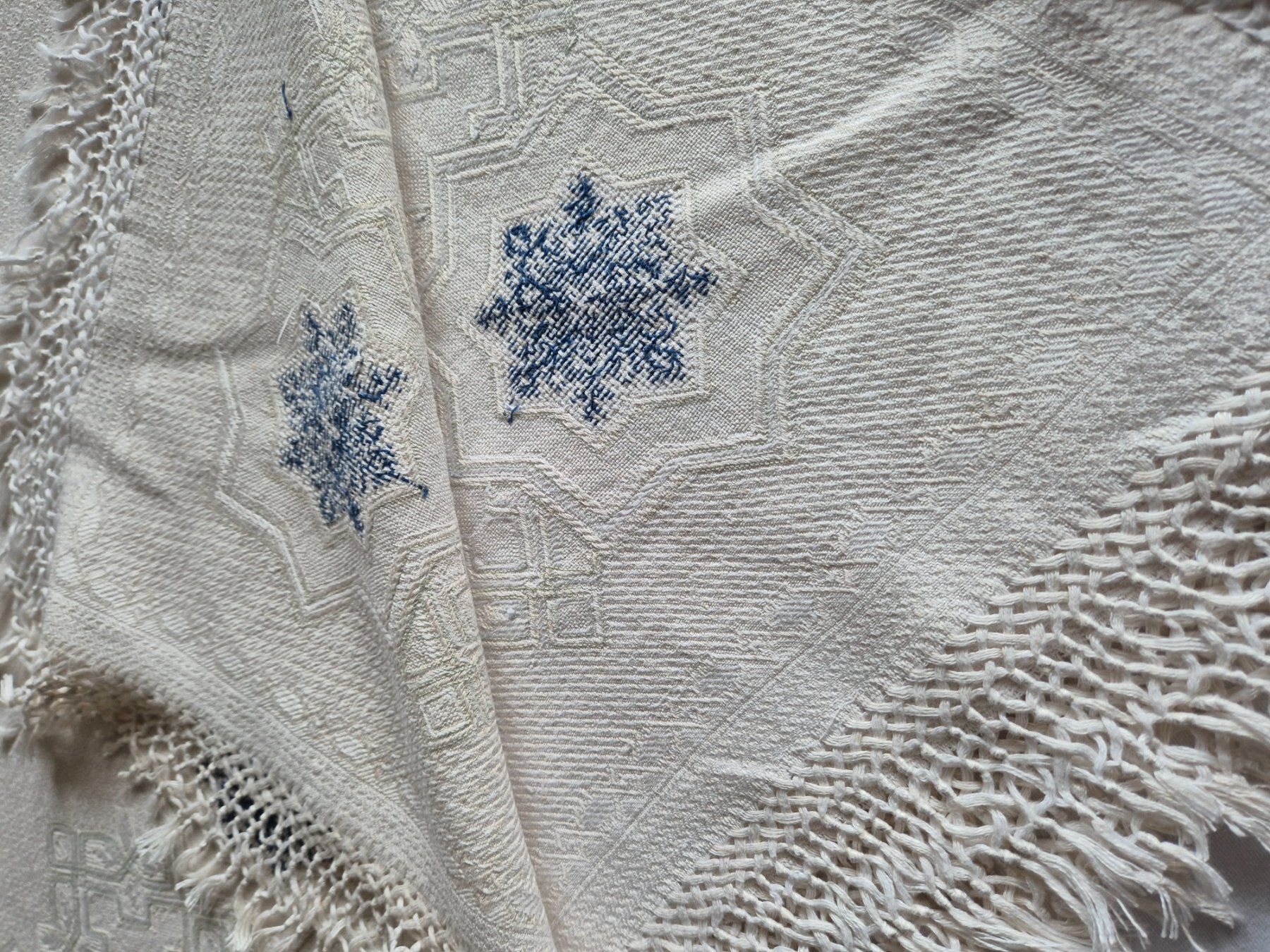 Altra biancheria da tavola: Handbestickte Tischdecke mit Fransen, Vintage – Usato da Bern venduto da aronari 5