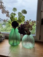 2 Glasvasen gruen mit Metallrand groessere und kleinere