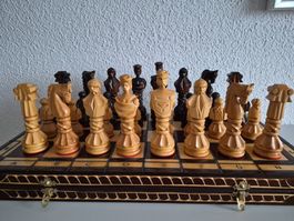 Schachspiel Holzfiguren mit Brett und Kasten gut erhalten
