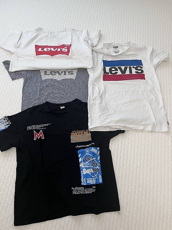 T-shirt: Levis T-Shirts plus ein schwarzer T-Shirts – Usato da AU/ZH venduto da kalhoum