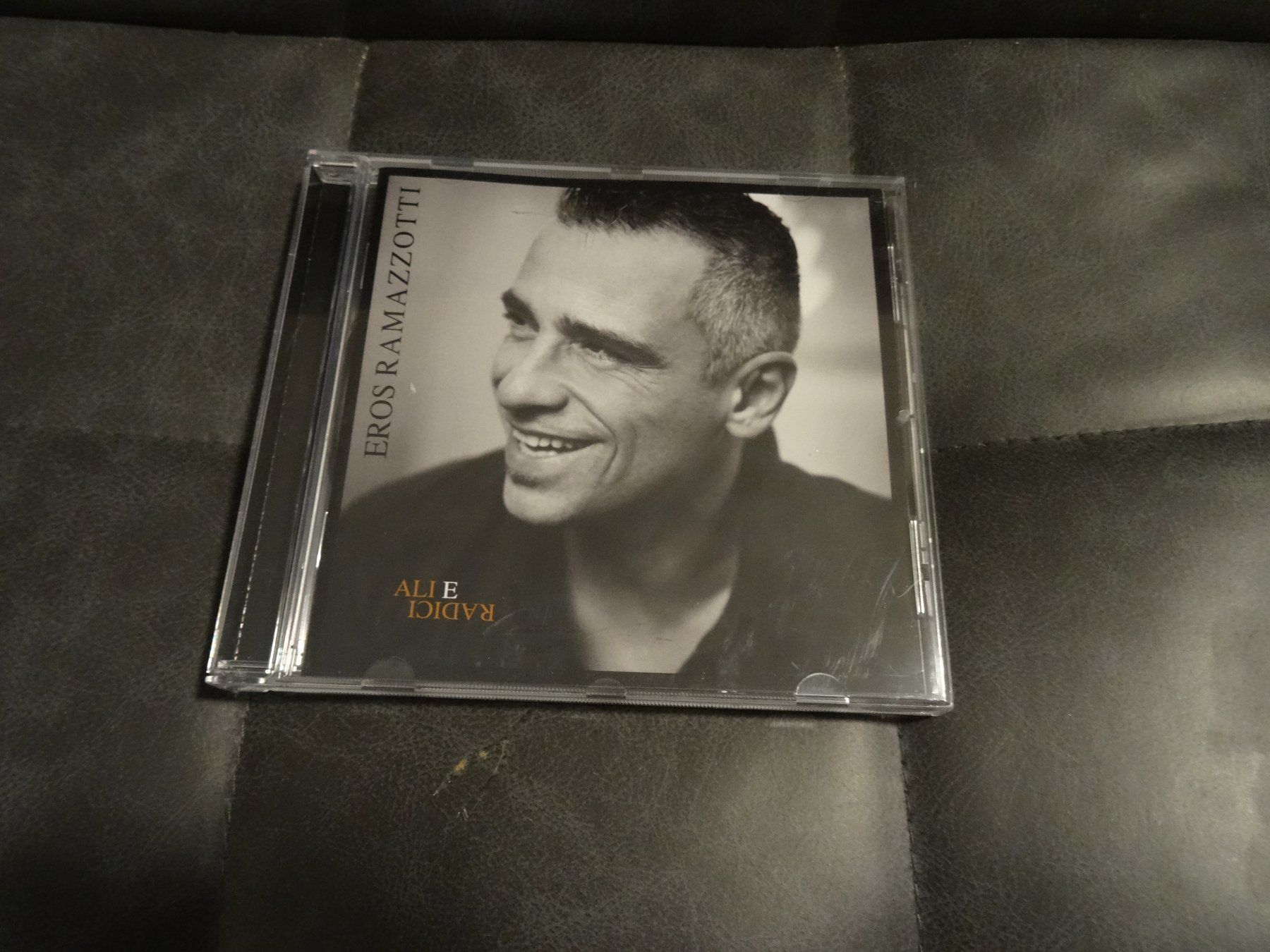 CD: Eros Ramazzotti - Ali E Radici CD – Usato da Olten venduto da Disc-Ausverkauf