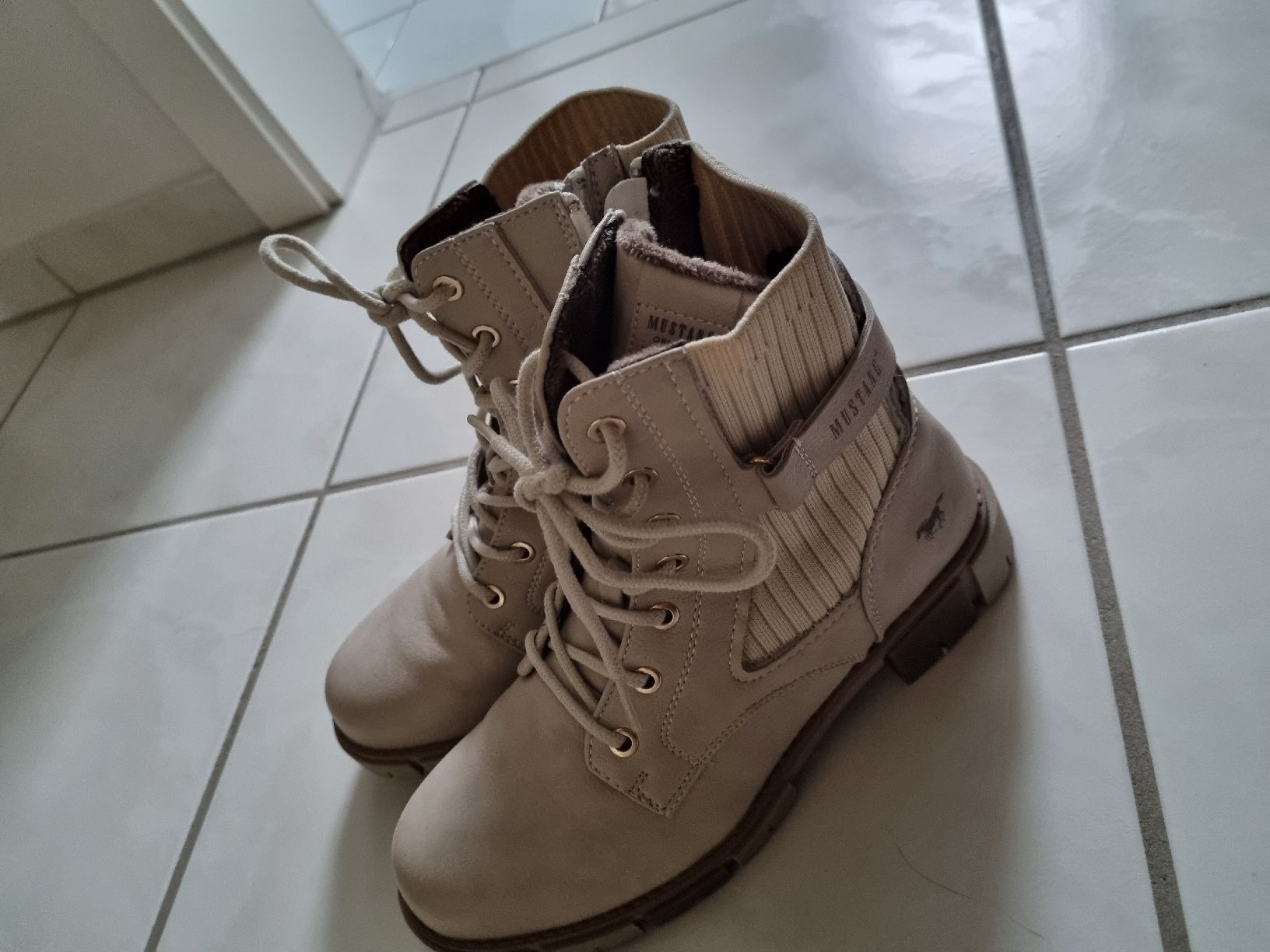 Scarpe da donna: Stiefel Grösse 39, beige von Mustang – Nuovo (secondo la descrizione) da Gunzgen venduto da Celine22