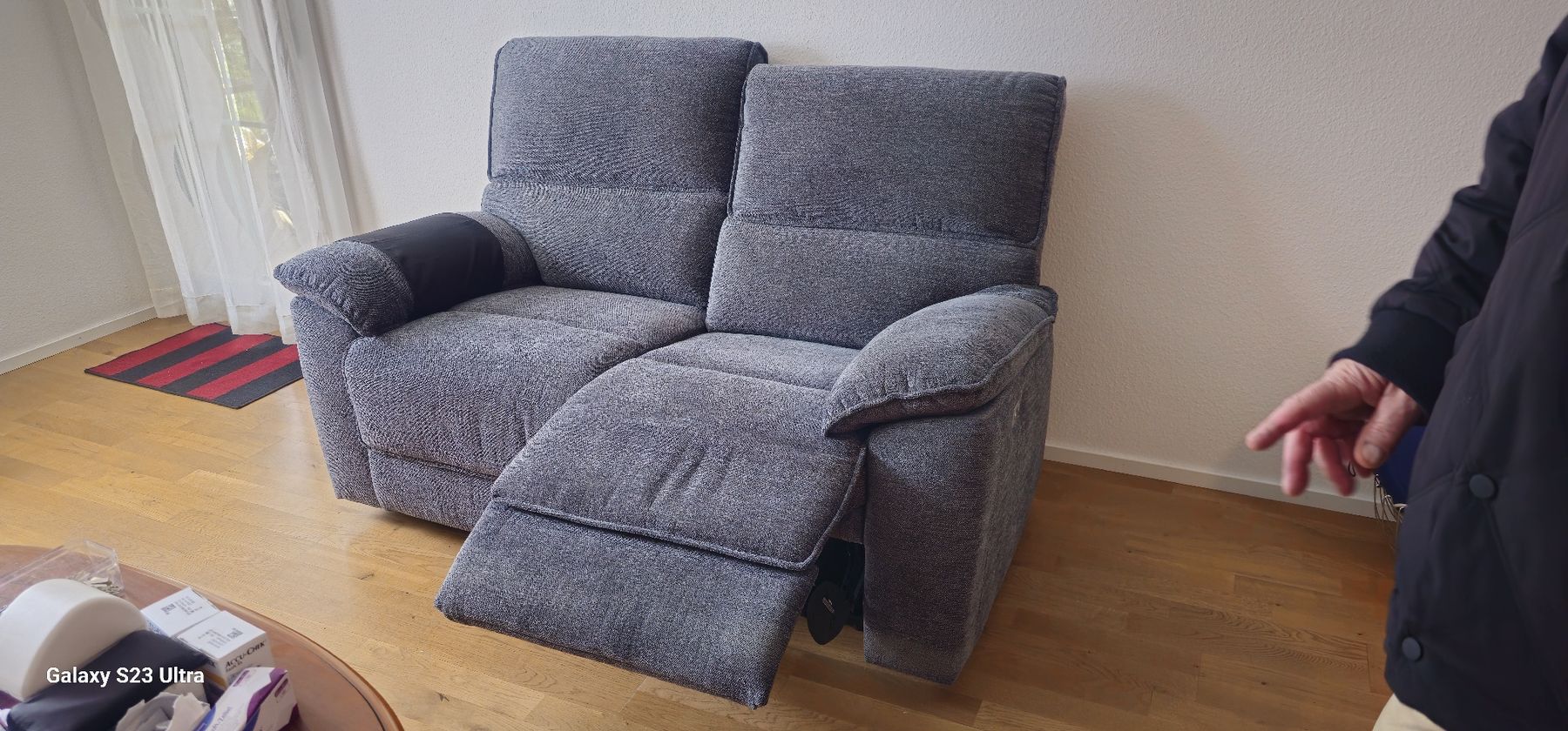 Divani: Bequemes 2er Sofa mit Relaxfunktion - Top Zustand! – Nuovo (secondo la descrizione) da Rümlang venduto da Moralesan 1
