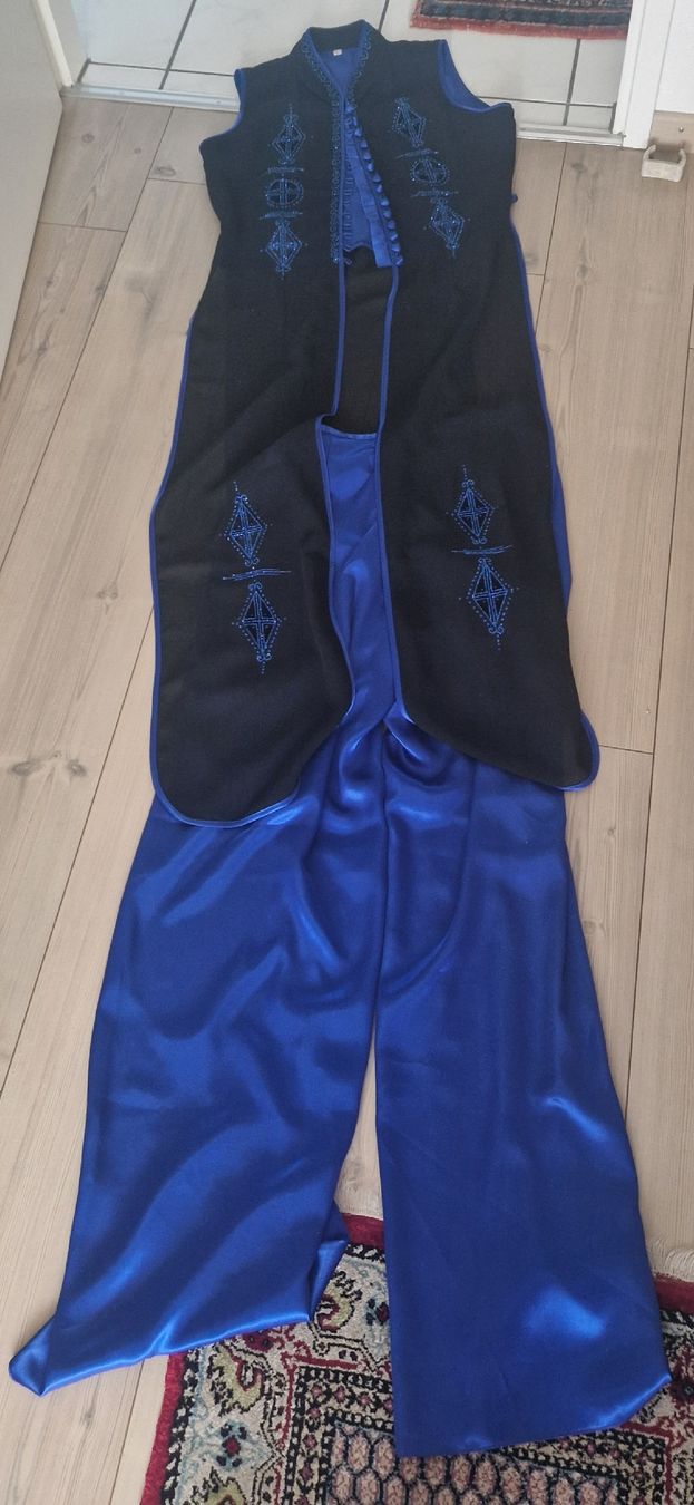 Costumi: Fasnachtskleid Set mit Weste Gr. L (eher M) – Usato da Zürich venduto da stefanella