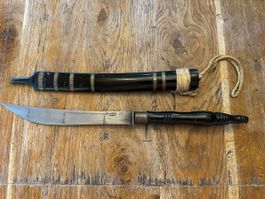 Antikes Messer mit Scheide, dekoratives Sammlerstück.