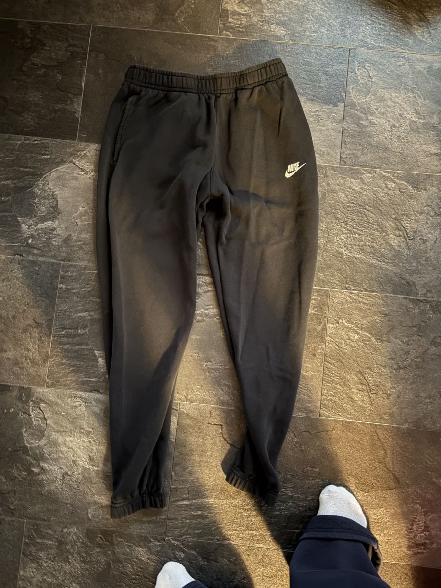 Pantalons: Schwarze Nike Jogginghose – Neuf (Voir description) à Selzach par ClothesByLuis