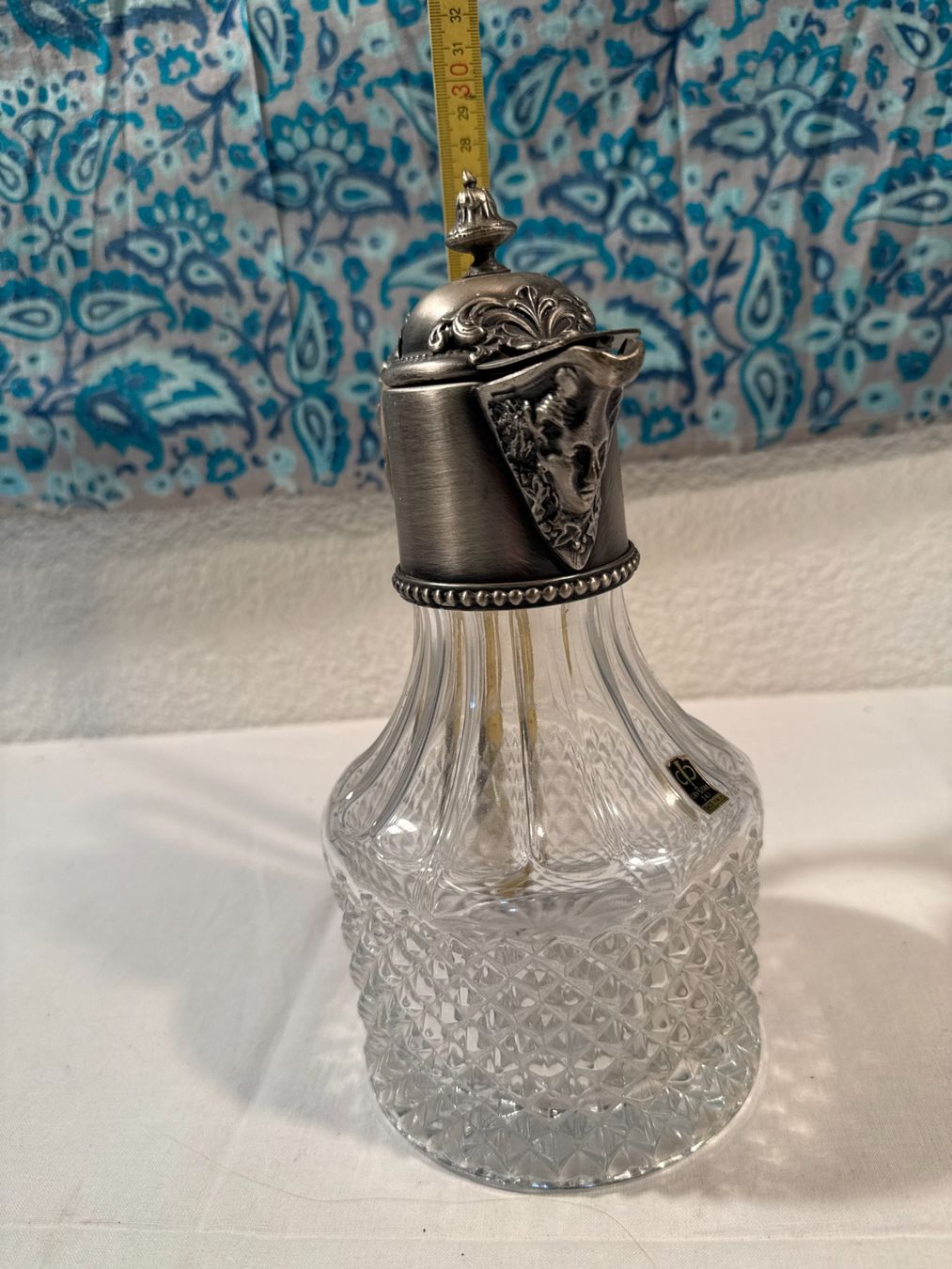Caraffe: Dekorative Glaskaraffe mit verziertem Metalldeckel – Usato da Zollikerberg venduto da lin_yc2n 5