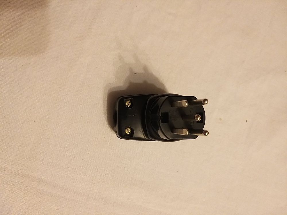 Stecker: Adaptateur prise 380V  (483) – Gebraucht aus la Chaux-de-Fonds von Lampe