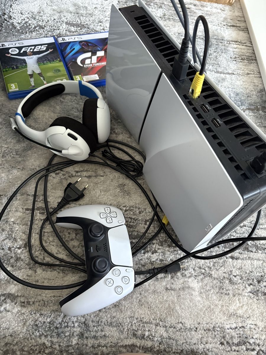 Consoles: PS 5  mit Zubehör – D'occasion à Wetzikon ZH par primaverii 1