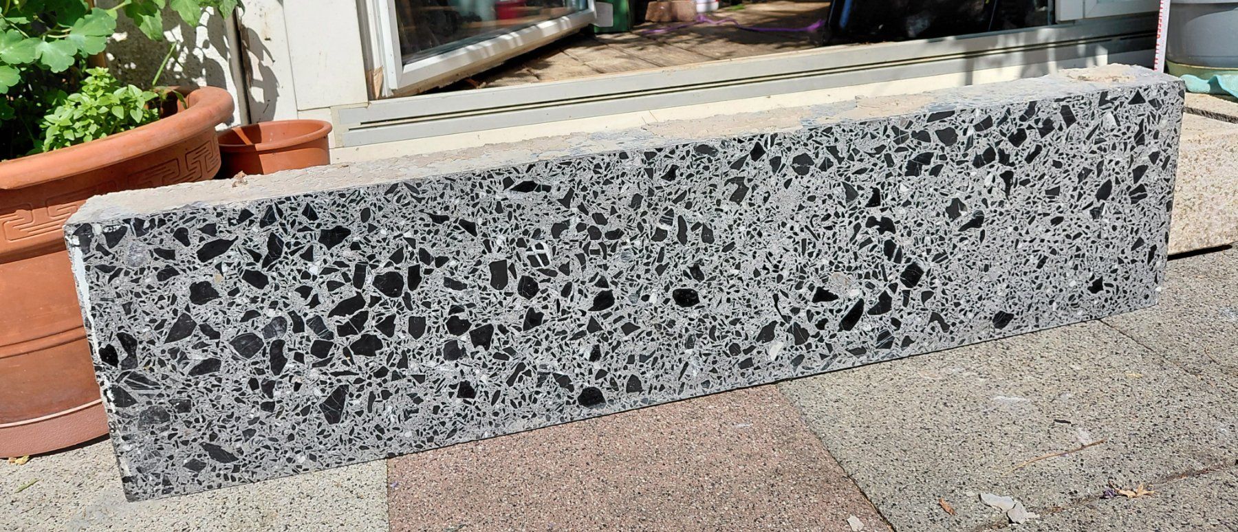 Pietre & tegole: Geschliffene Betonplatte mit Gesteinskörnung. – Usato da Schinznach Dorf venduto da Sammleri 1