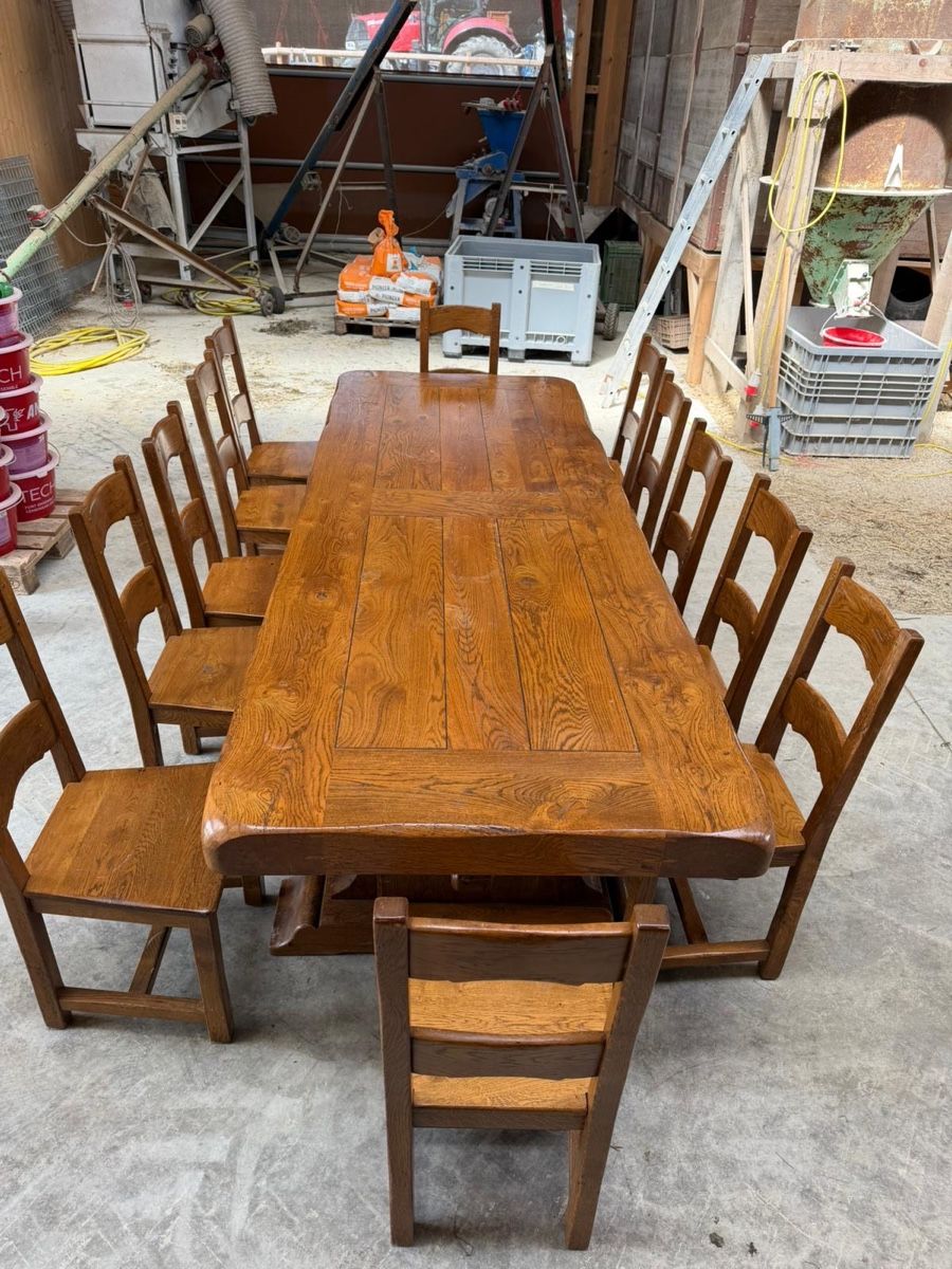 Set di tavolo e panche: Table en chêne massif avec ses 12 chaises – Usato da St-Légier-Chiésaz venduto da murfus