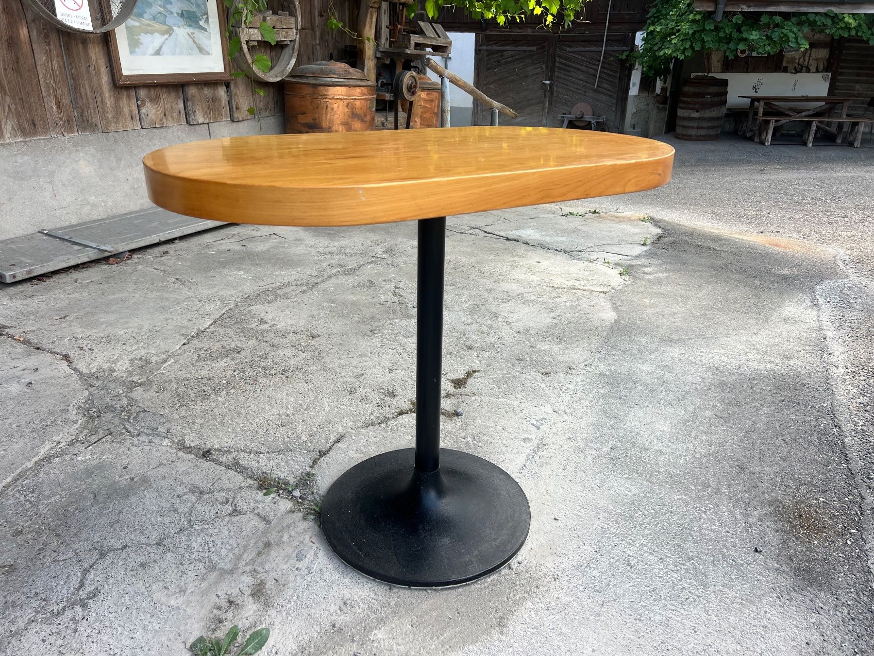 Tavoli: Ovaler Holztisch mit Metallfuss – Usato da Otelfingen venduto da Yossi-68 2