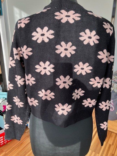 Vila Giacche: Schwarze Cropped Strickjacke mit Blumenmuster Gr. M – Usato da Uznach venduto da Atrani 1