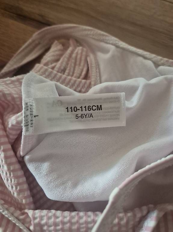Costumi da bagno & Bikini: 2 Mädchen Badekleider Grösse 110/116 – Usato da Koppigen venduto da abu_5syv 2