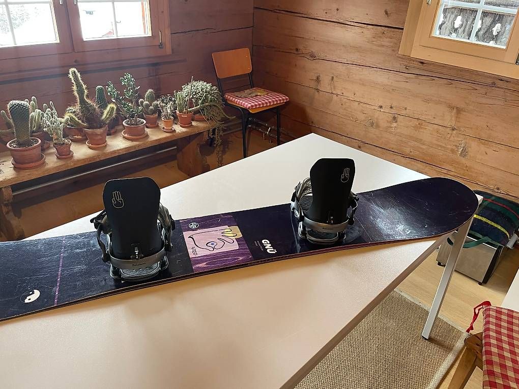 Boards: Snowboard Gnu Müllair 161 & Bataleon Astro Fullwrap Bindung – Gebraucht aus Saas im Prättigau von Rleuthold 1