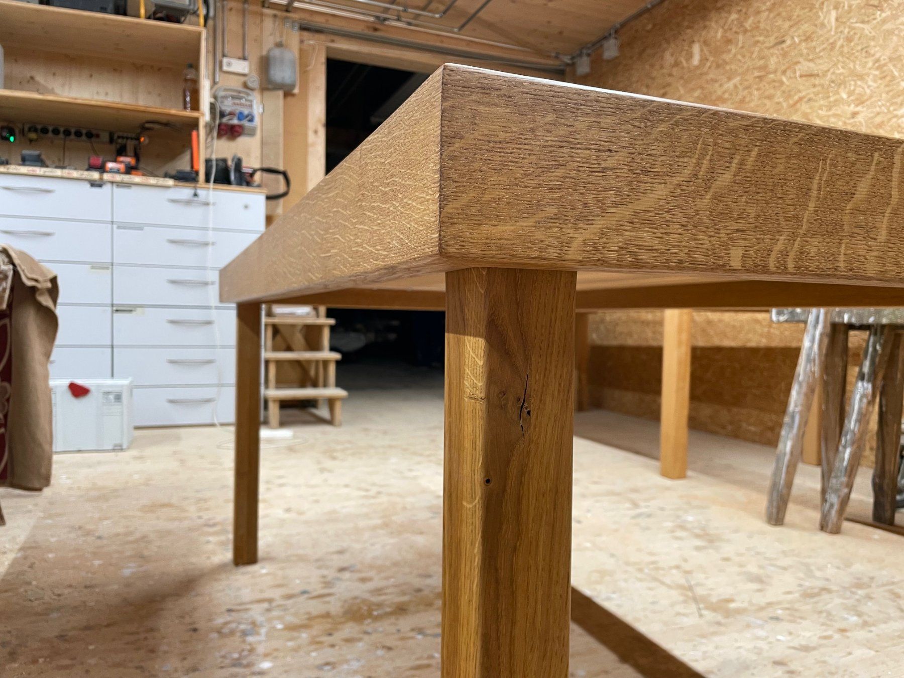 Tavoli: Wunderschöner handgemachter Eichen-Massivholz-Tisch – Nuovo (secondo la descrizione) da Berg am Irchel venduto da Cincin 3