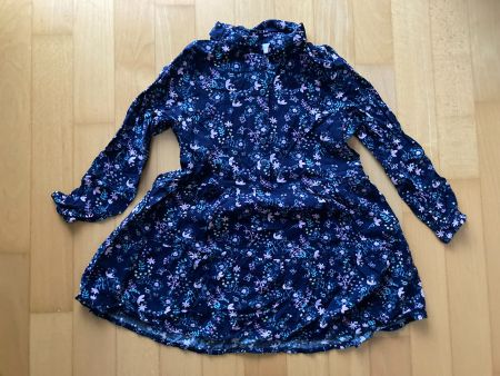 Dünnes dunkelblaues Kleid mit Blumen