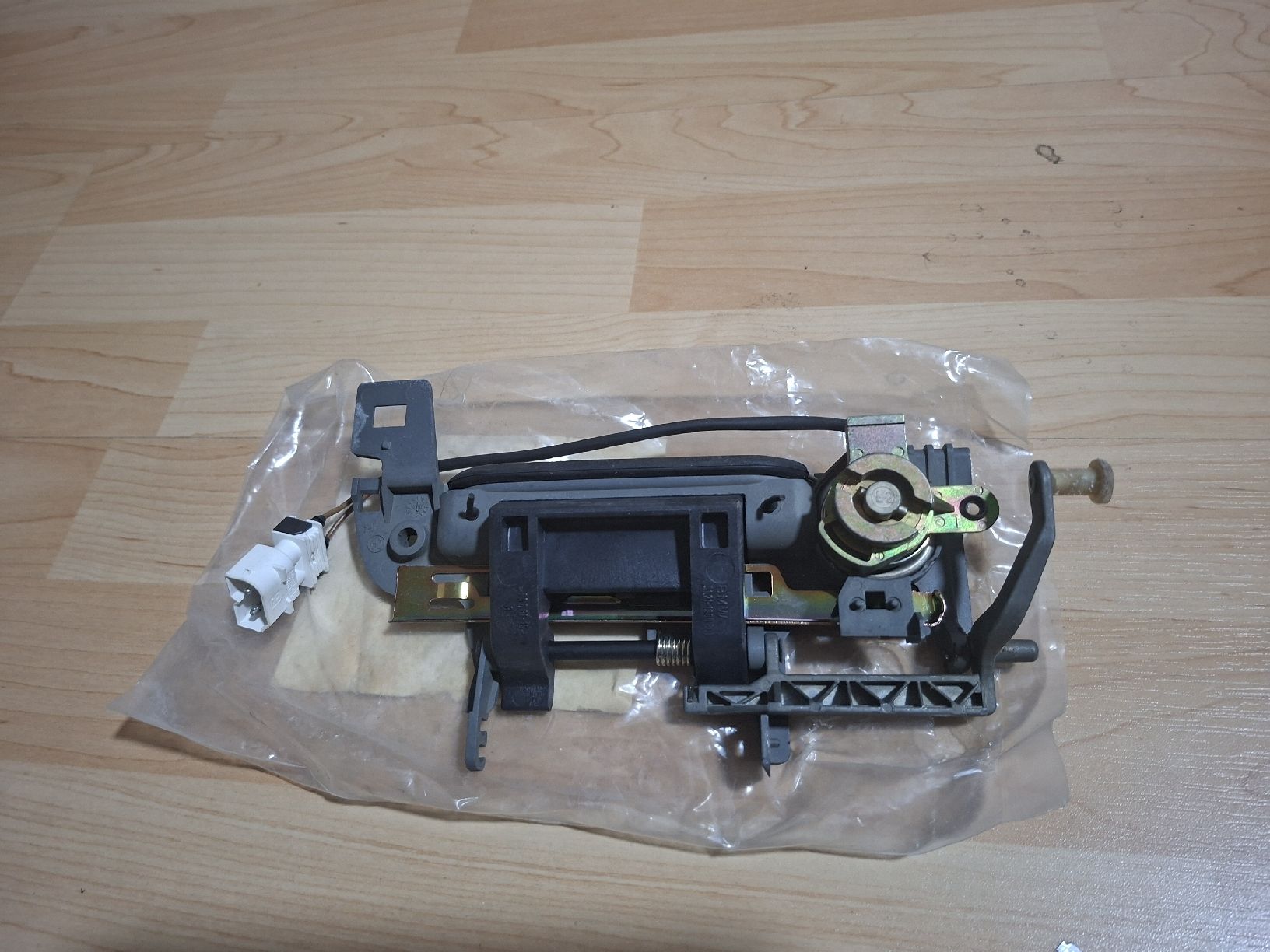 BMW Tutti pezzi di ricambio auto: BMW E 36 Türaussengriff links NOS – Nuovo e nell'imballaggio originale da Aadorf venduto da classicpower02 1