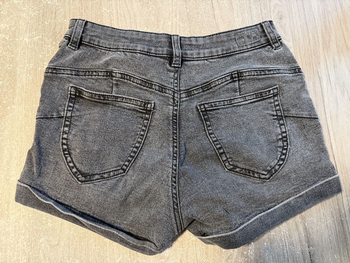 Hosen: Shorts Terranova dunkelgrau, Größe 36 – Gebraucht aus Galmiz von Sharonlecchi 1