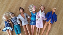 Barbie und Ken mit Kleidung und Zubehör Konvolut
