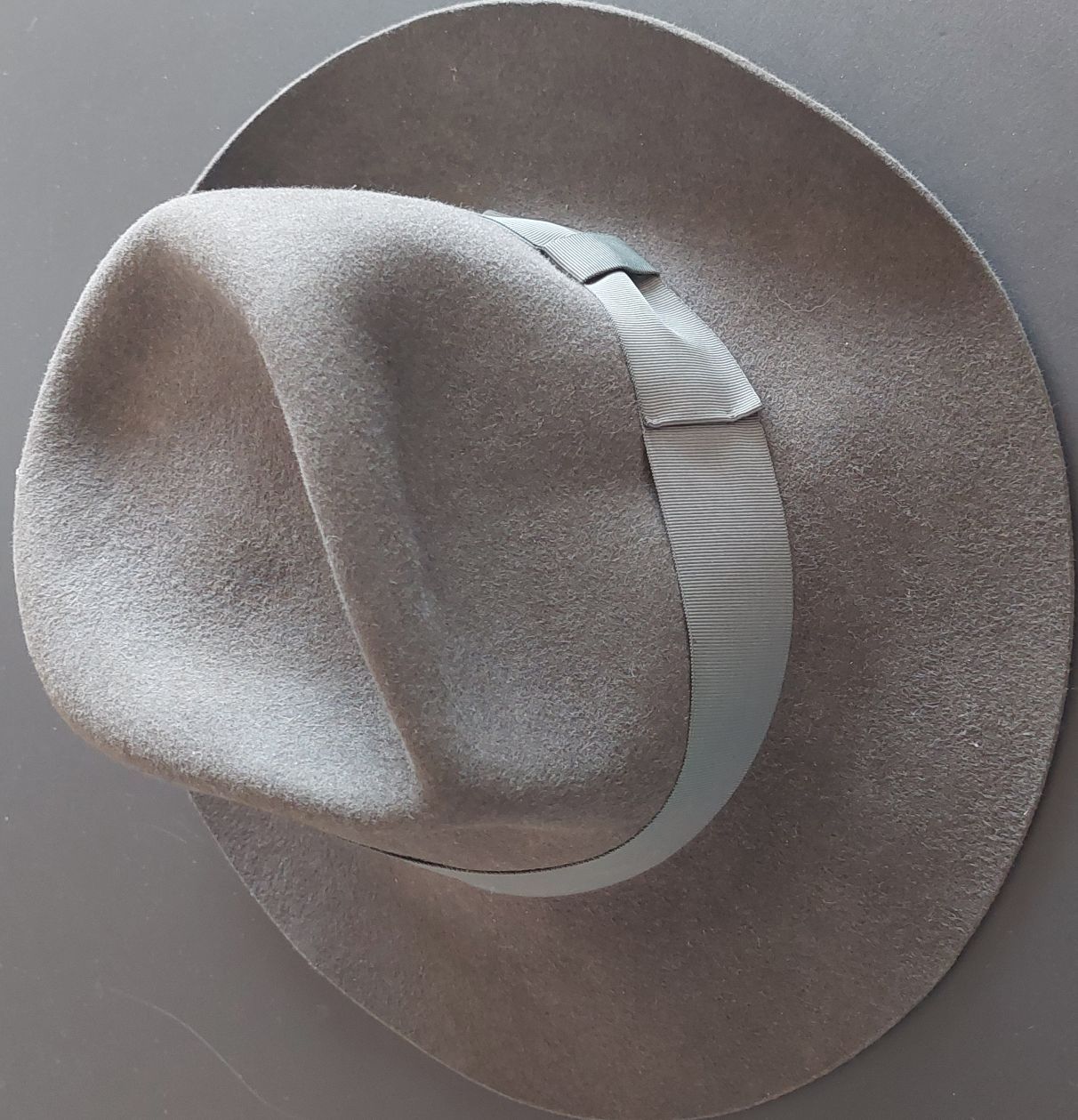 Copricapi, berretti & cappellini: Brooks Brothers Stylish Grey Felt Fedora Hat – Usato da Grandvaux venduto da Larocheturpin