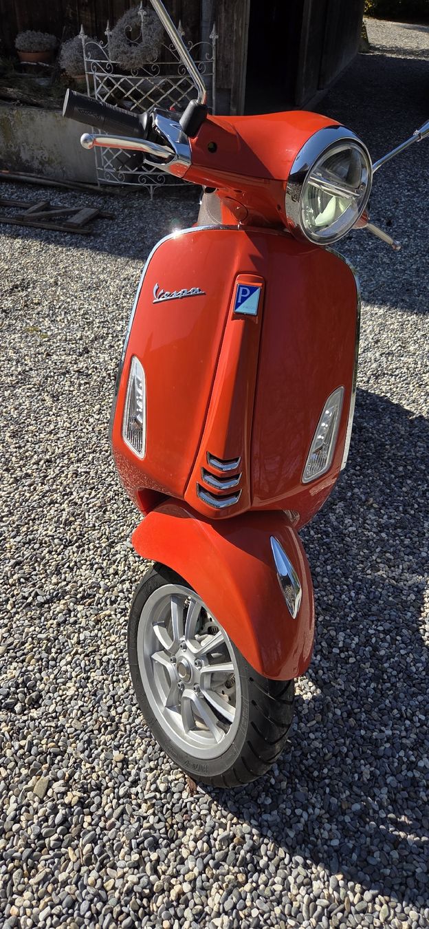 Top Zustand: Vespa Primavera 125, Rot, JG 2024! (Neu (gemäss ...