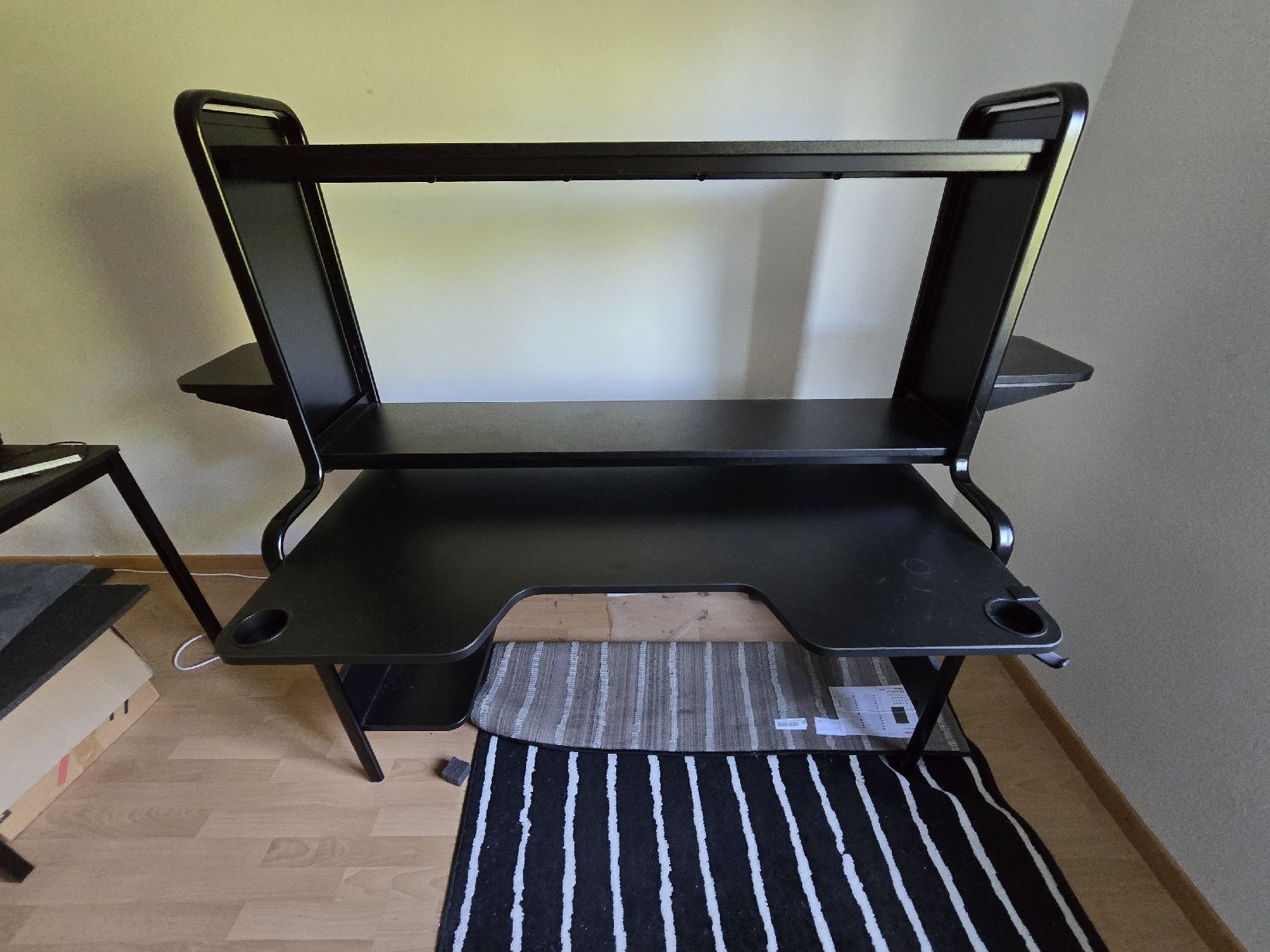 Schreibtische: Gamertisch von IKEA – Gebraucht aus St. Gallen von anomis_m