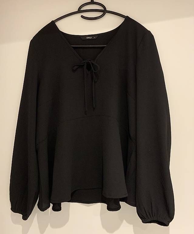 Blusen: Only, Schwarze Bluse, Grösse 34, Neuwertig! – Gebraucht aus Stans von carina_123