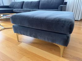 Blaues Sofa mit Samtbezug von der Sofacompany