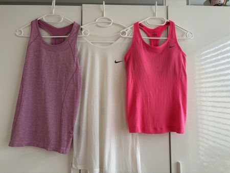 3 Sporttops von Nike, Grösse M