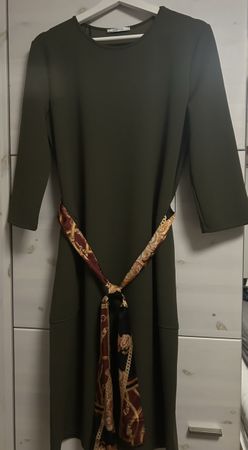 Robe Zara kaki avec foulard à motifs, taille M, automne.