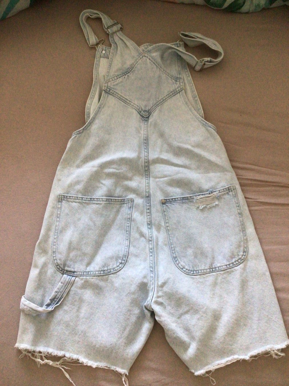 Jeans: Coole kurze Denim Latzhose Gr. M – Usato da Steffisburg venduto da lar_x57s 3