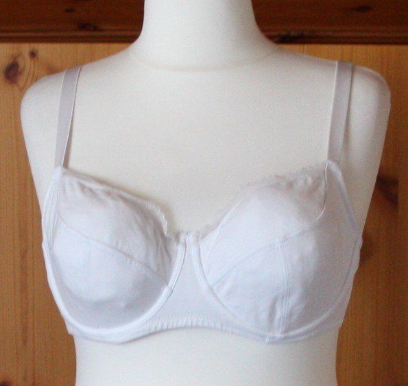 Autres dessous: BH weiss 85DD (22) – D'occasion à Flüelen par Diversicum-Curvy