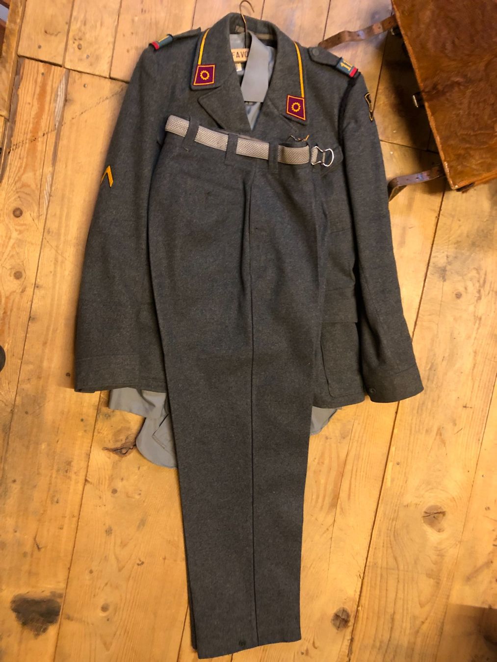 Schweizer Armee Uniformen: Original Schweizer Armee Uniform, Abnahmestempel 1948 – Gebraucht aus Sutz von bf-ltd 1