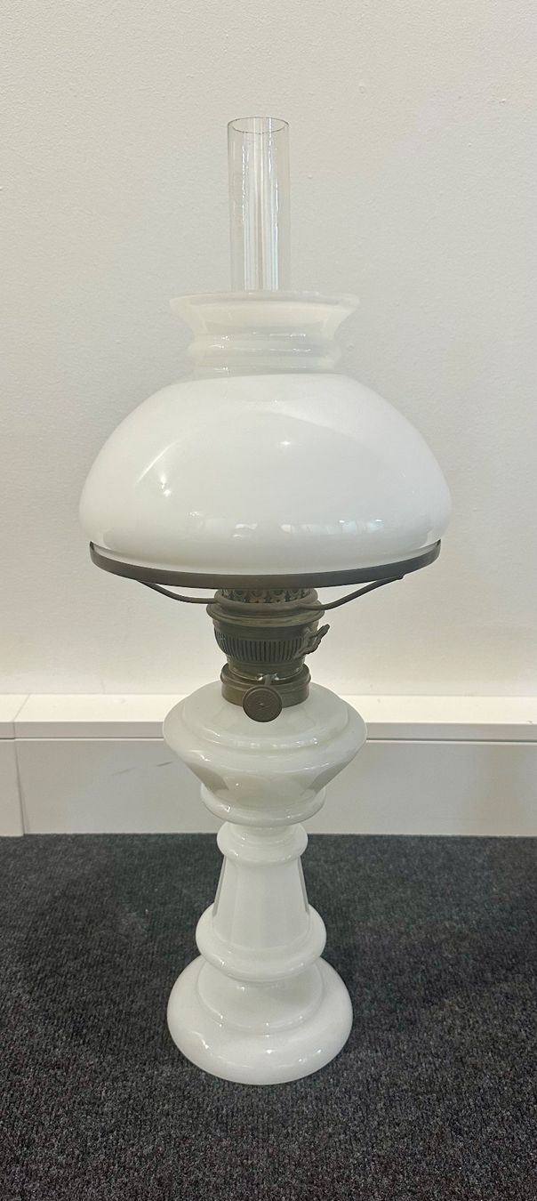 Lampen: Antike, weisse Petroleumlampe – Gebraucht aus Basel von artthings4you