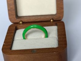 Bague fine dorée et émail vert flashy – Style minimaliste!