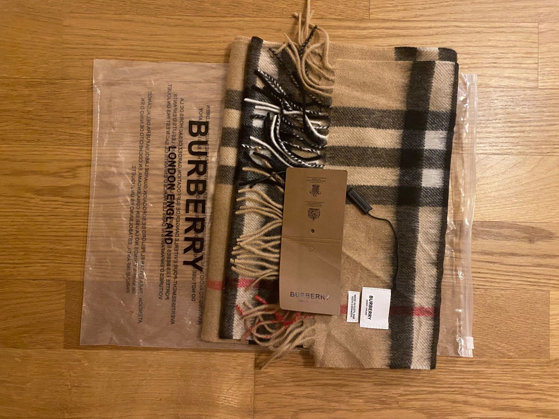 Burberry Foulards, Tücher & Schals: Burberry Schal – Neu und originalverpackt aus Steckborn von har_rq7t