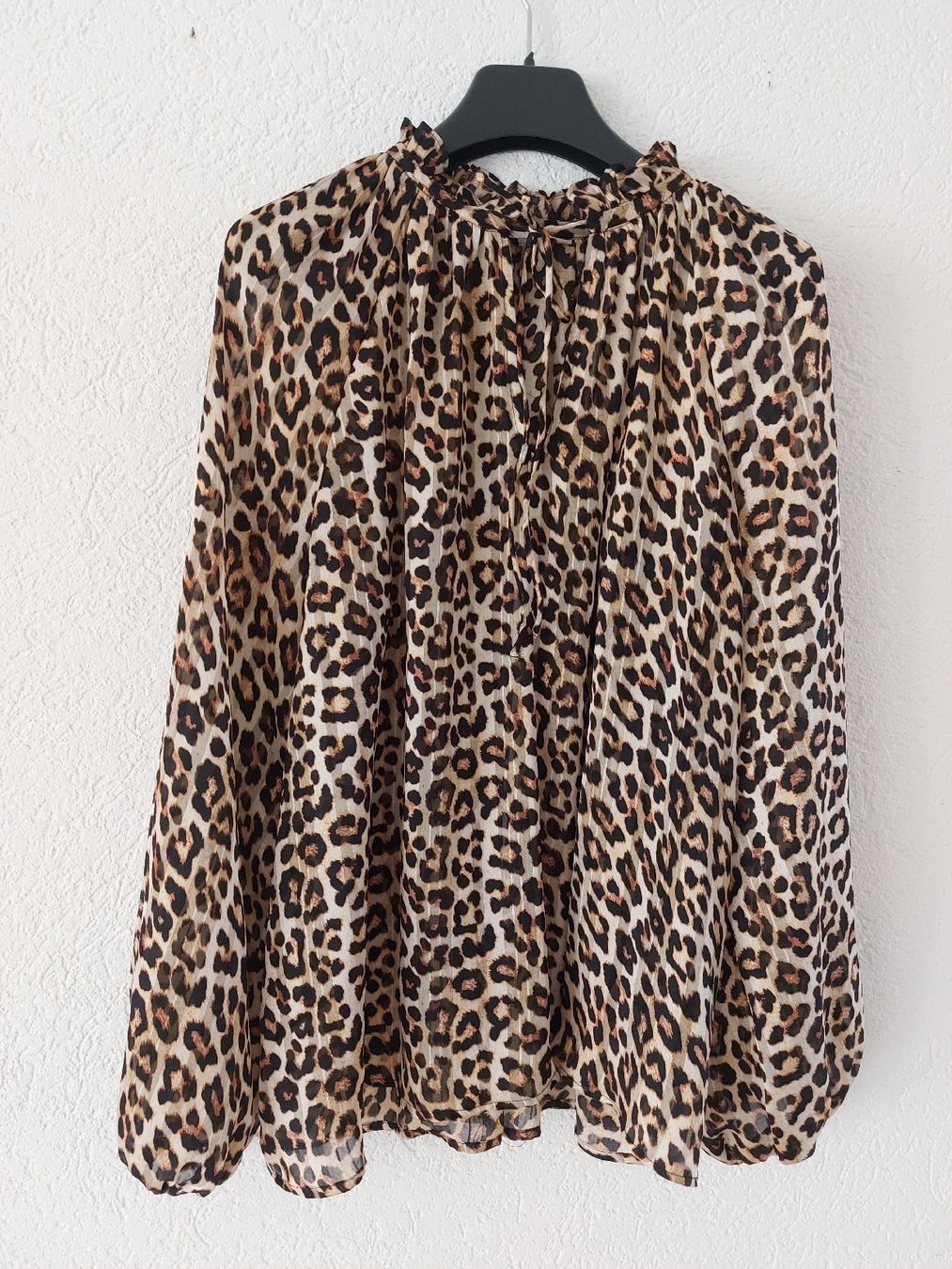 H&M Blusen: Leichte Bluse mit Leopardenmuster, Grösse M. – Gebraucht aus Thun von Alexanna