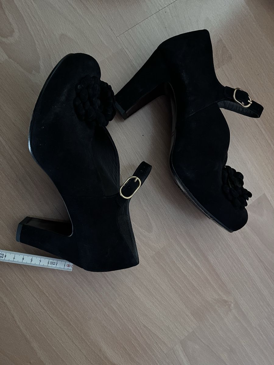 Scarpe da donna: Schwarze Pumps mit Blumen Chie Mihara , Gr. 39 – Usato da Zell ZH venduto da Spring1509