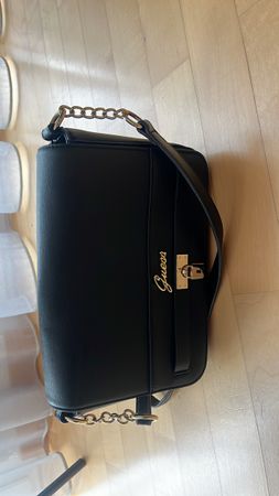 Guess Handtasche schwarz goldfarbene Details neuwertig