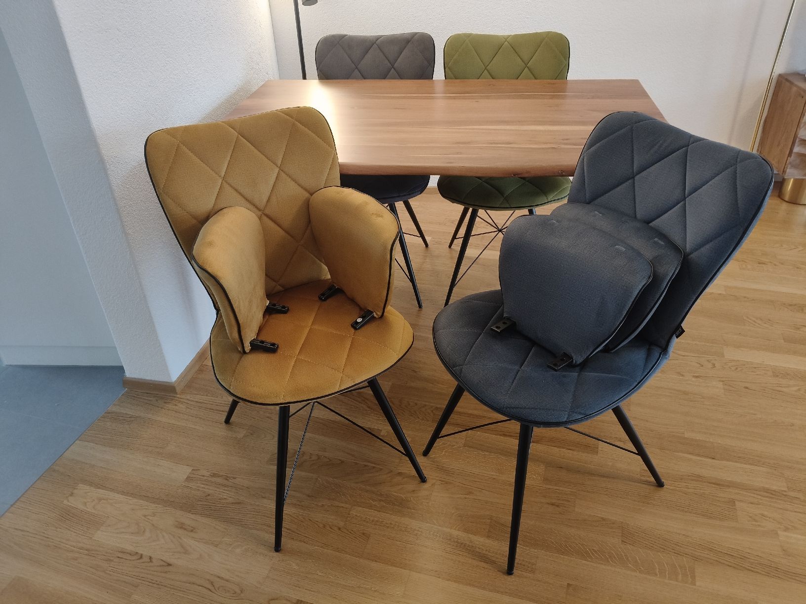 Set di tavolo e panche: Esstisch mit 4 Stühlen – Usato da Emmen venduto da Kaeferfreak74 2