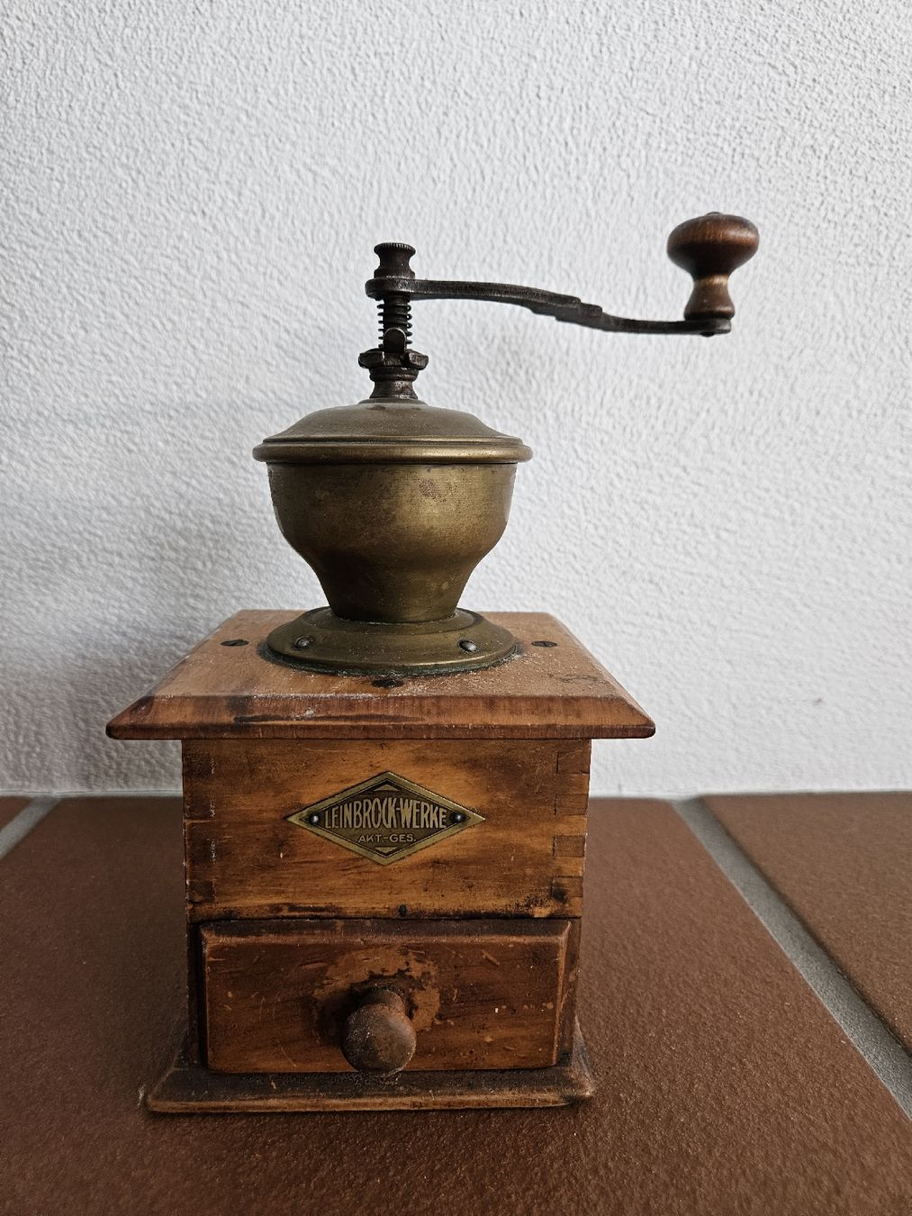 Tutte le decorazioni: Antike Kaffeemühle Leinbrock Werke Holz/Messing  – Usato da Eschenbach SG venduto da MarThu