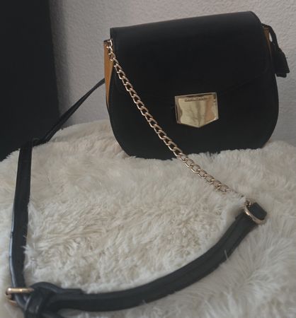 Schwarze Umhängetasche mit goldener Kette - Neuwertig!