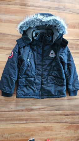 Knabenjacke mit Kapuze
