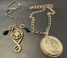 Kette mit Münze und im Ethnostyle