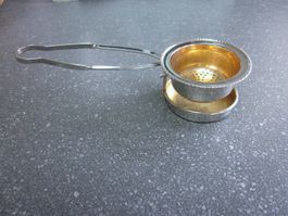 Vintage Teesieb  mit Abtropfschale, silbern, innen golden