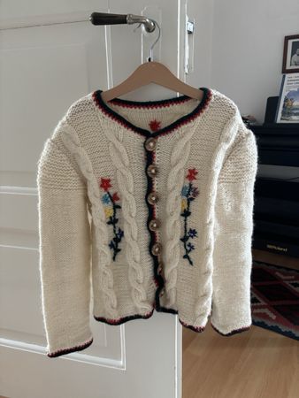 Handgestrickte Strickjacke mit Blumenstickerei 140-146